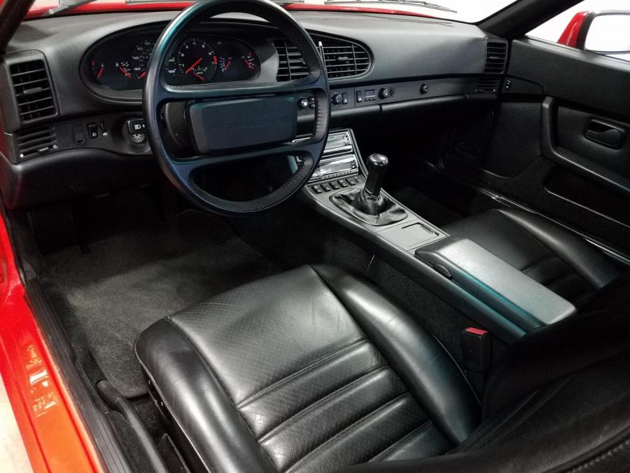 Интерьер Porsche 944 Turbo 1986 года  (фото 88 из 149)